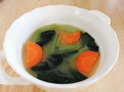小松菜とにんじんの味噌汁