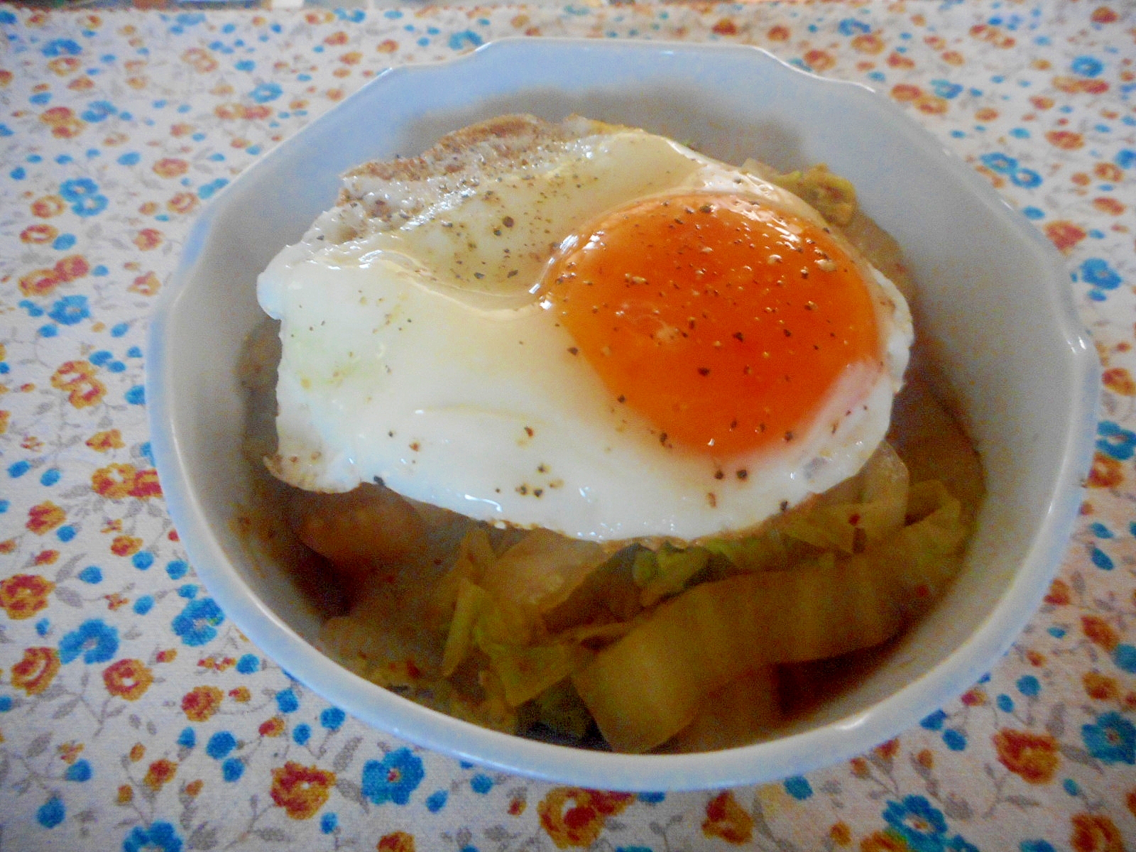 ピリ辛白菜目玉焼き丼