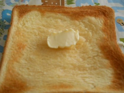 バターをトーストの中央にのせるだけでホットケーキが味わえるなんて～(~o~)オイシっ❤
この後バターが溶けてジワ～ッと染み込みますます美味しくなったわよん❤