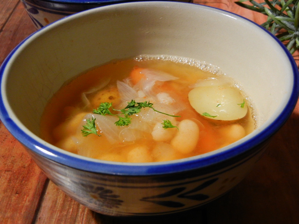 白いんげん豆とジャガイモとウインナーのスープ