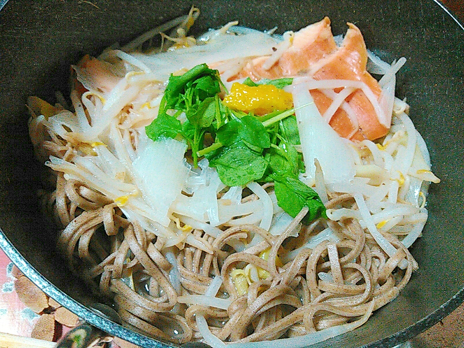 野菜たっぷり彩り☆サーモン蕎麦