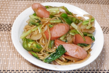 キャベツとピーマンとベーコンの焼きそば