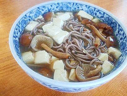 なめこと　豆腐の　あったか～い　蕎麦