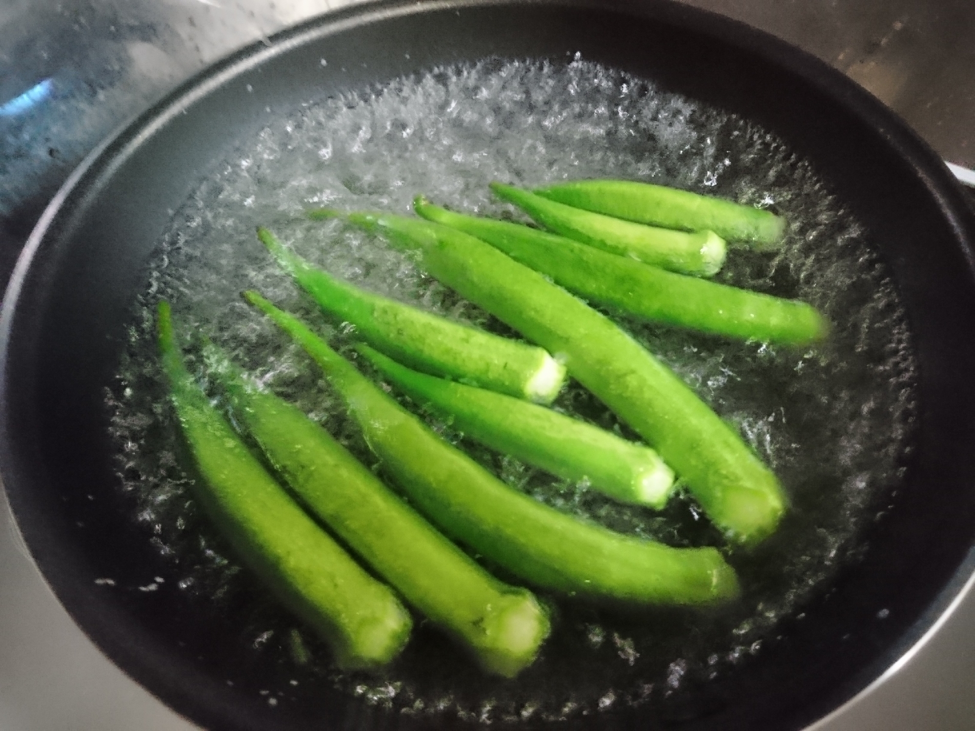 フライパンでオクラの茹で方