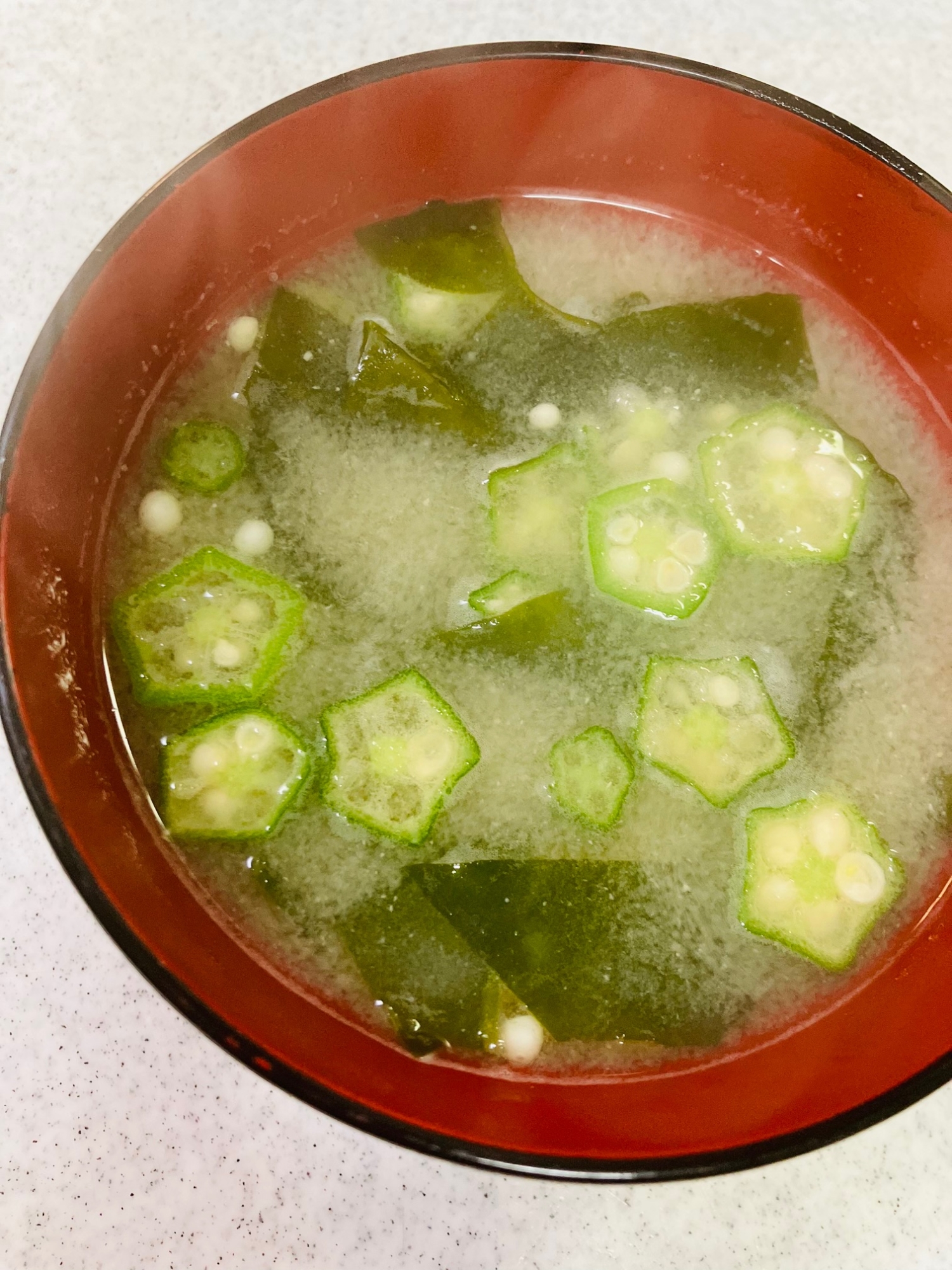 オクラとワカメの味噌汁