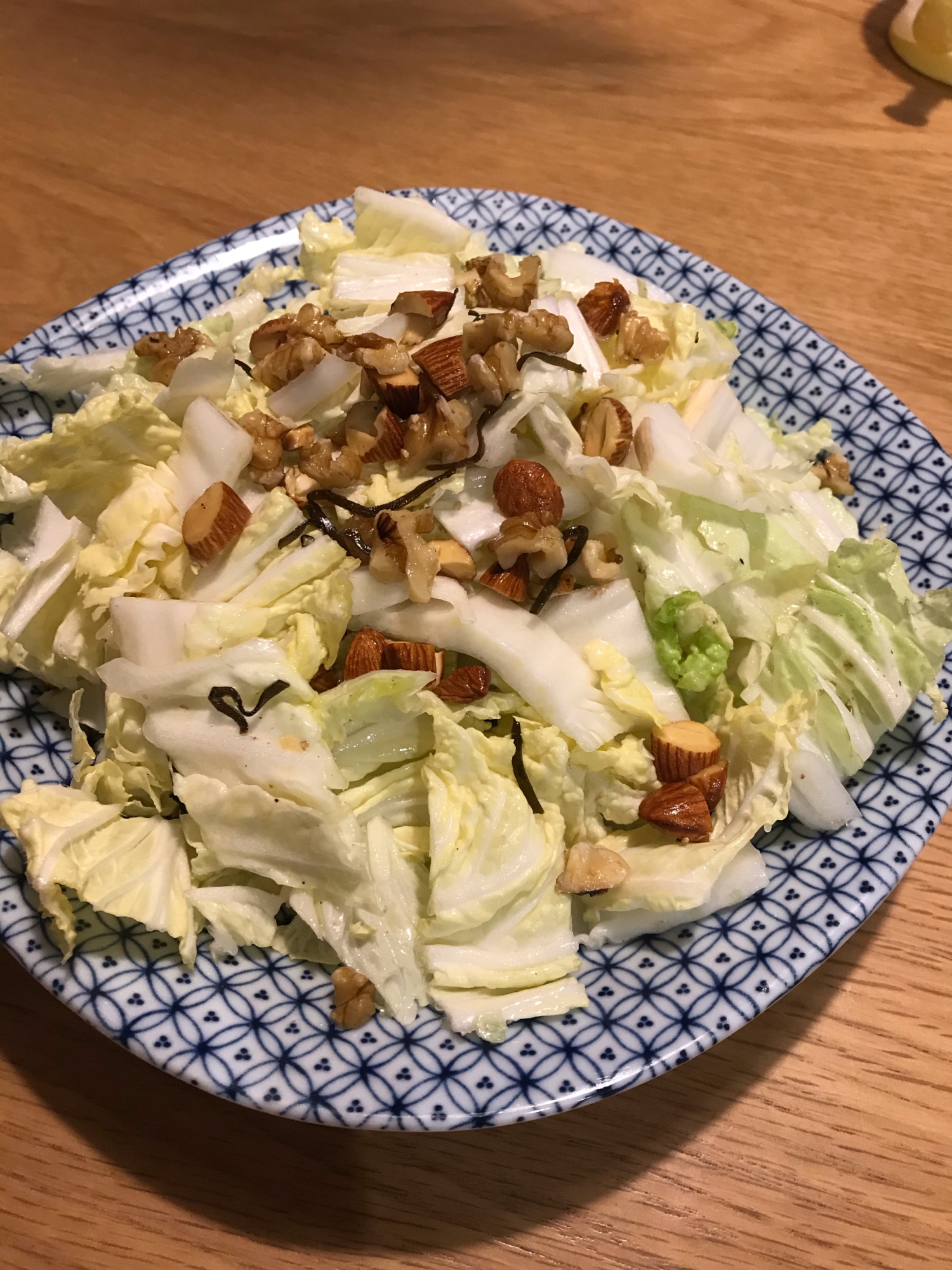 白菜大量消費！白菜とナッツの簡単サラダ