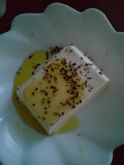 シンプルに！オリーブオイルと塩胡椒だけの冷奴♪