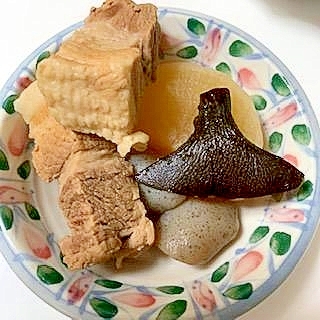 下茹で済の冷凍豚バラ・大根・玉こんにゃくで　角煮