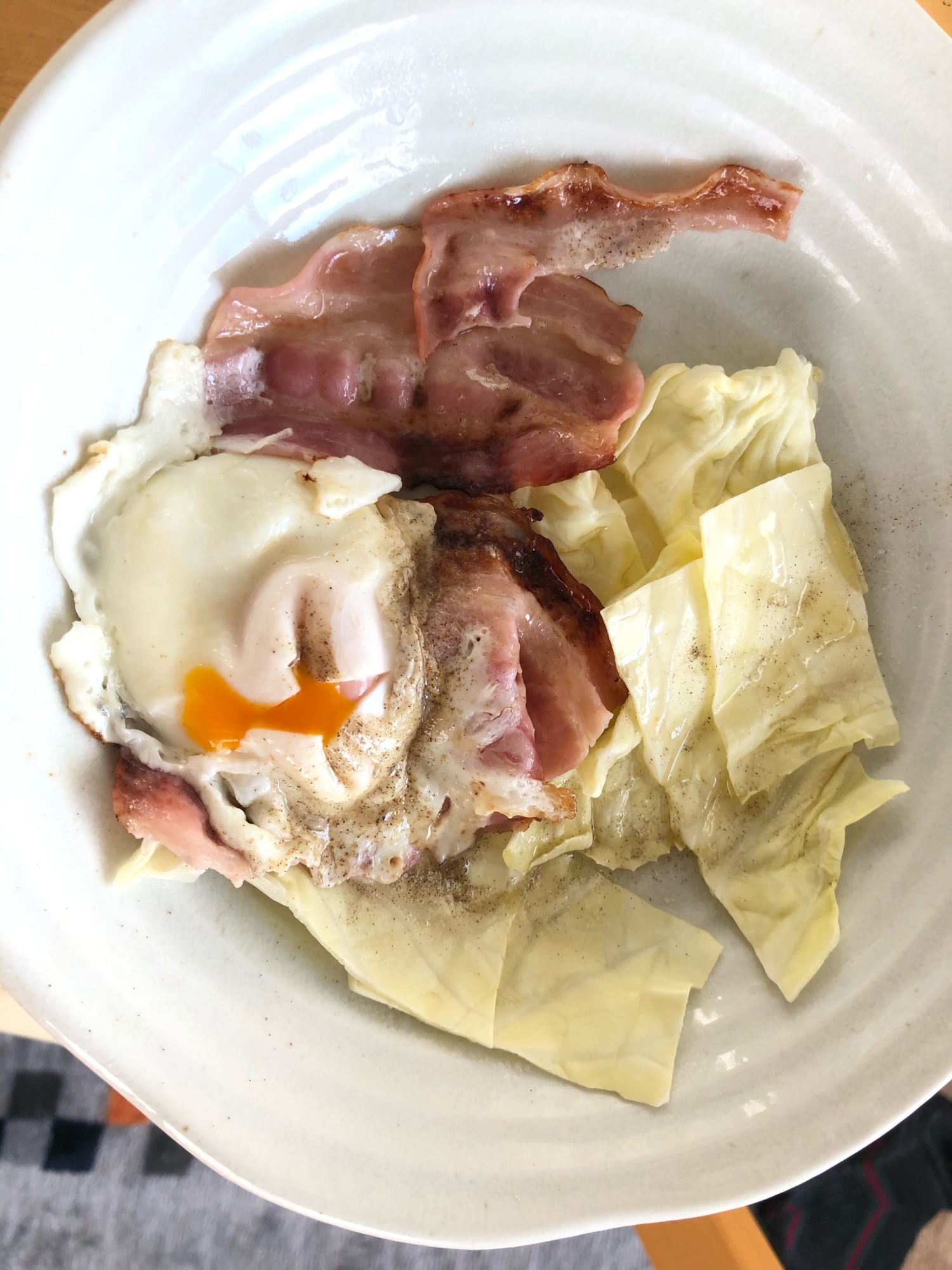 温キャベツと目玉焼き朝食