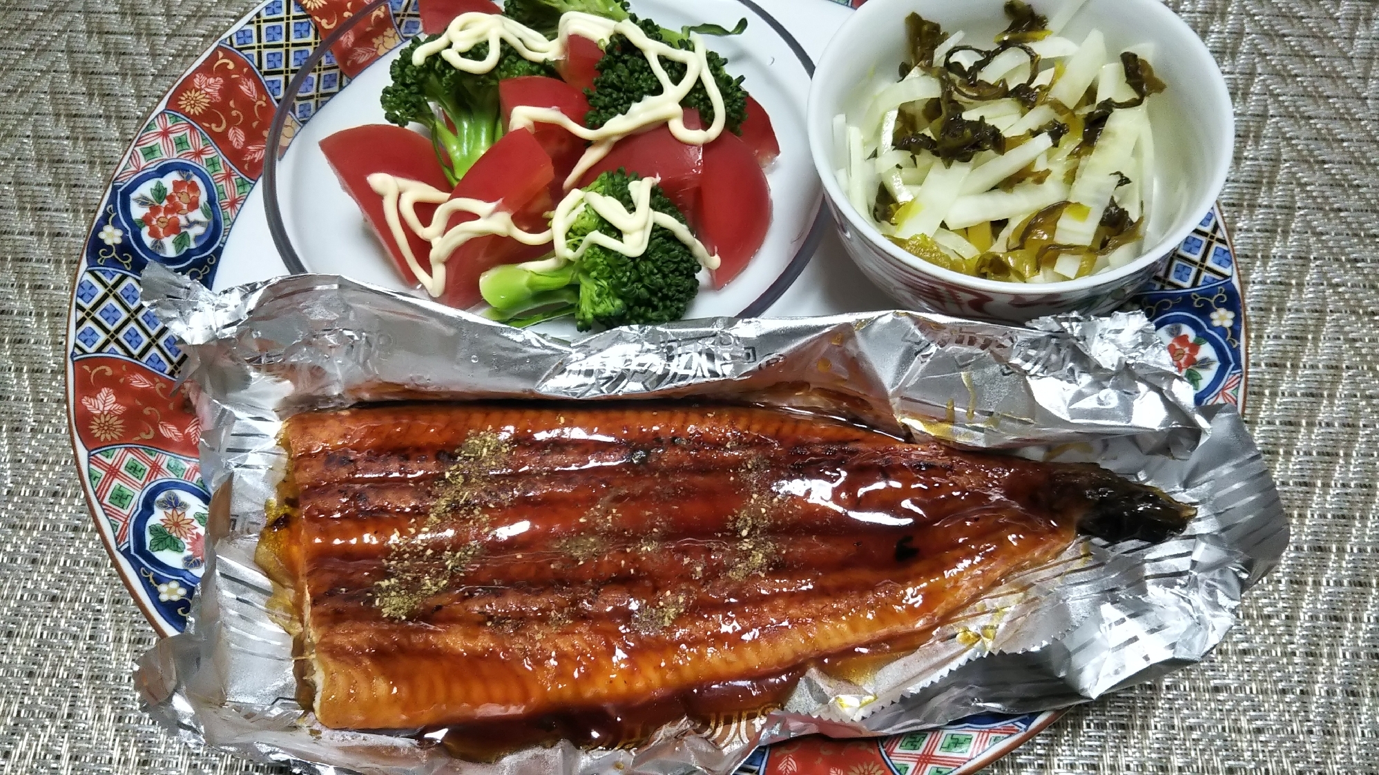 鰻の蒲焼きとブロッコリートマトサラダと大根高菜和え