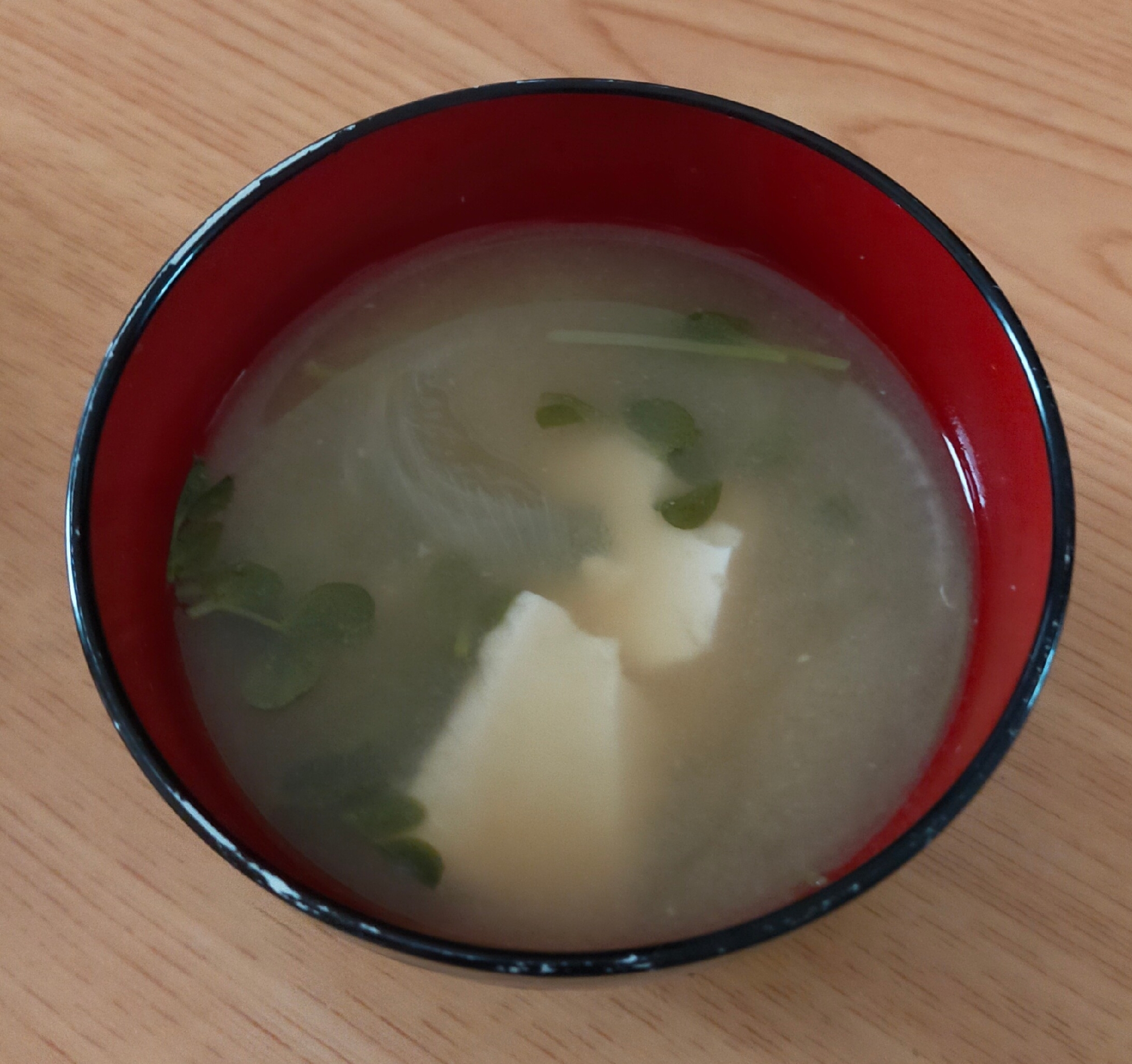 玉ねぎと豆苗と豆腐の味噌汁