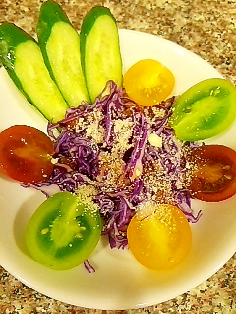 紫キャベツとトマトのカラフルサラダ