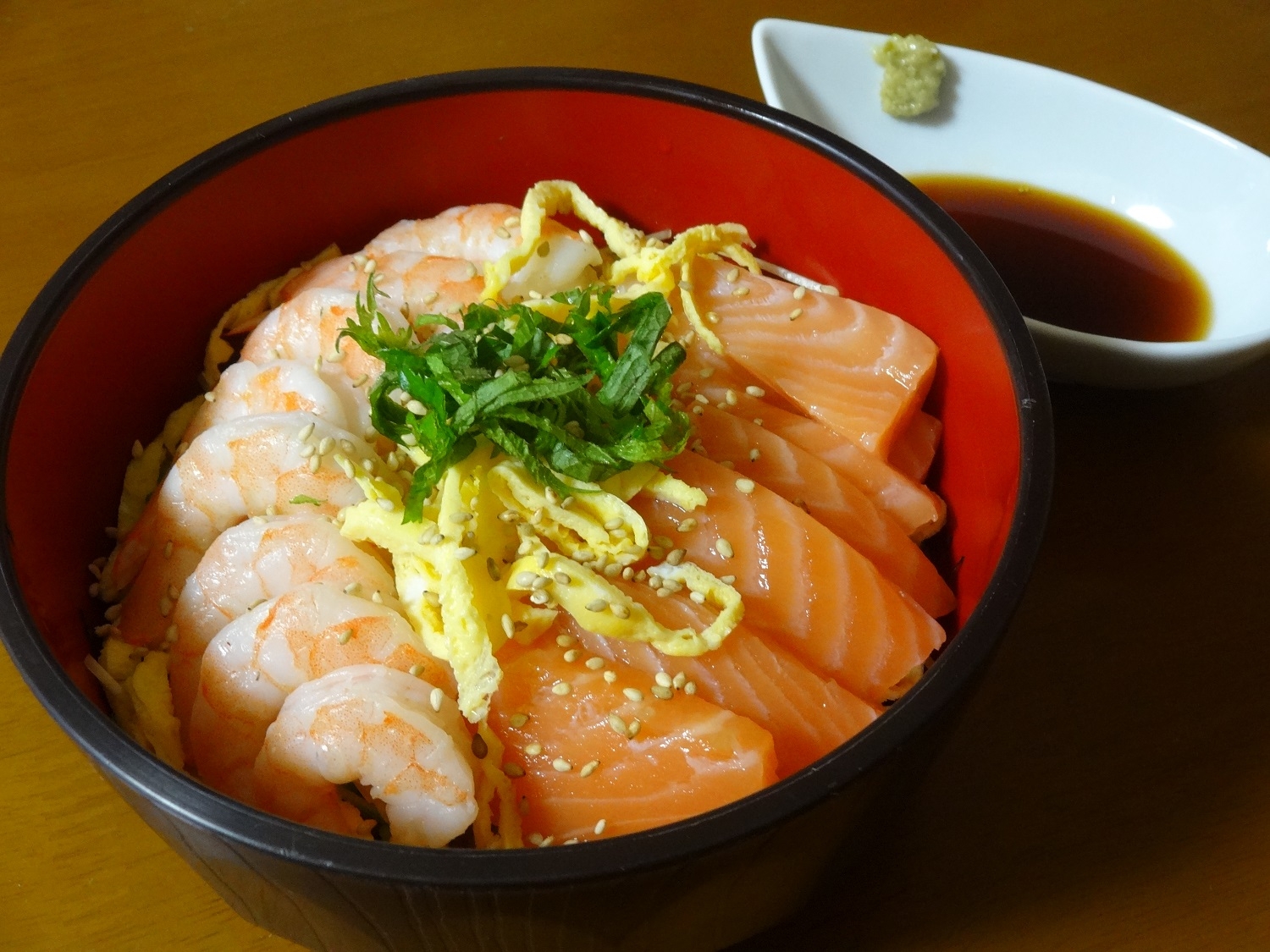 サーモンとエビの海鮮丼