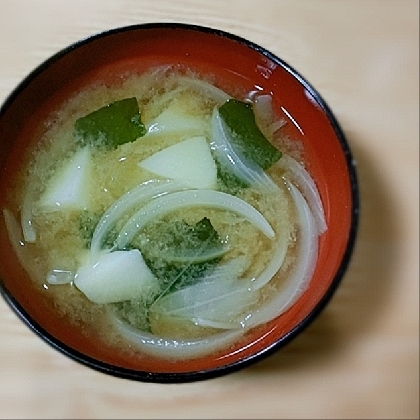 じゃがいも、たまねぎ、わかめ、のお味噌汁