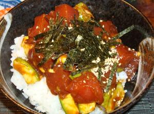 韓国風？マグロアボガド丼