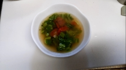 レタスの外葉とトマトのスープ