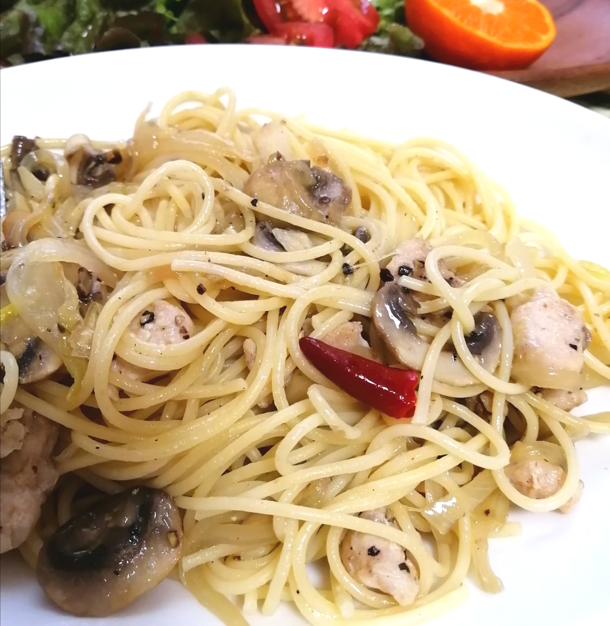 マッシュルームや唐辛子が入ったアヒージョオイルのパスタ