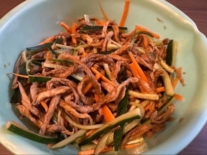 お皿に盛り付ける前の完成品で見た目はアレですが(笑)、家族にも好評でした♪
酢と醤油は好みによって加減するといいですね。うちは多めに入れておいしかったです。