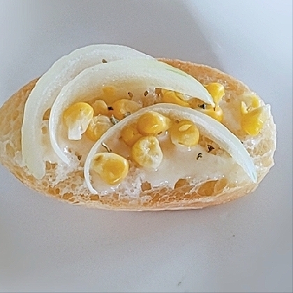 新たまねぎとコーンのチーズパン