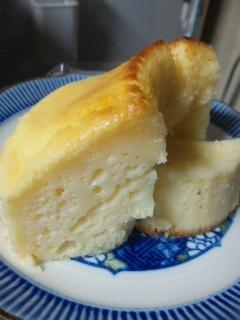 シフォンケーキの型で焼きました。確かにチーズの風味しますね。うまい♪