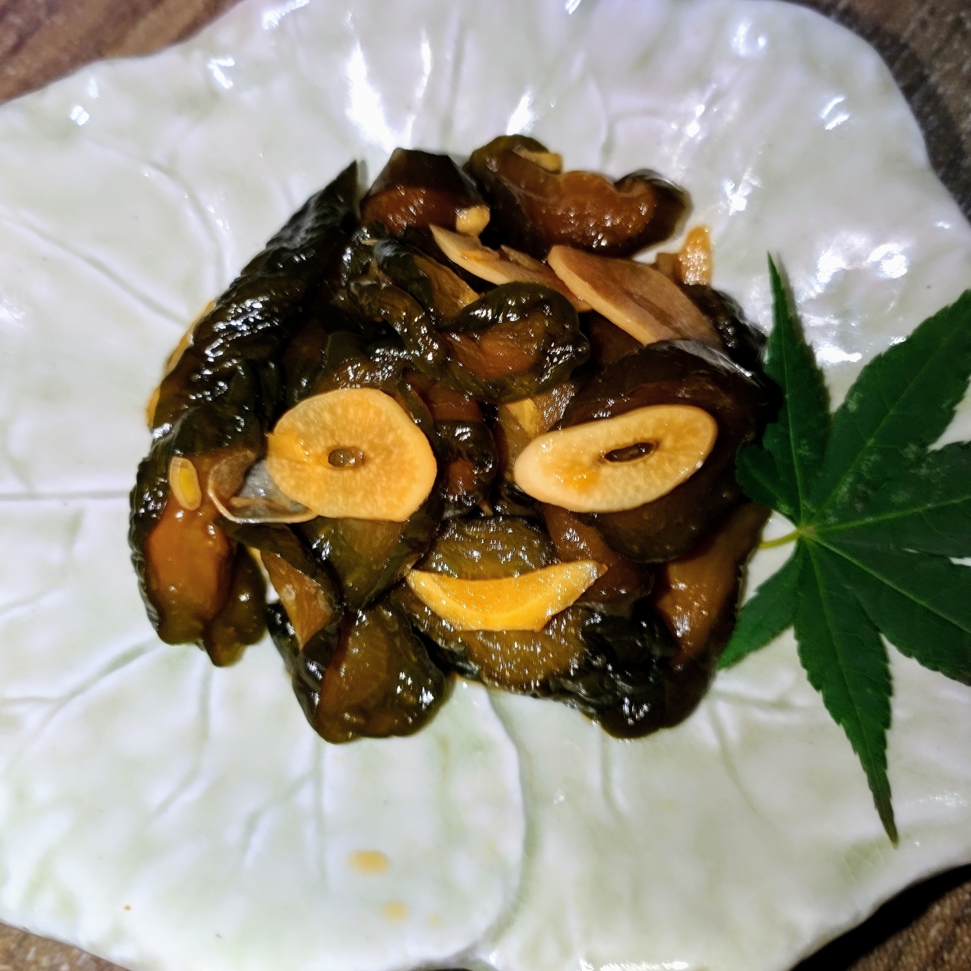 白色の和皿に盛られたにんにくときゅうりの佃煮