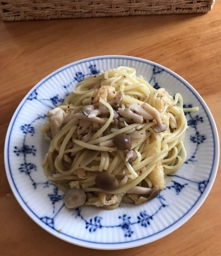 しめじと玉ねぎ、油揚げの粒マスタード焼きそば