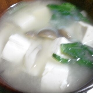しめじと豆腐の味噌汁寒くなってくると生姜で温かさが確保できて美味しいですよねぇ～(^^♪