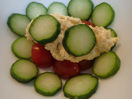 ランチに作ったよ❤ややや野菜が、、トマトと胡瓜で！しかも盛り付けもめちゃダサいんだけど許してくれる？野菜と卵サラダって合うよね❤混ぜ混ぜして美味しくいただいたよ