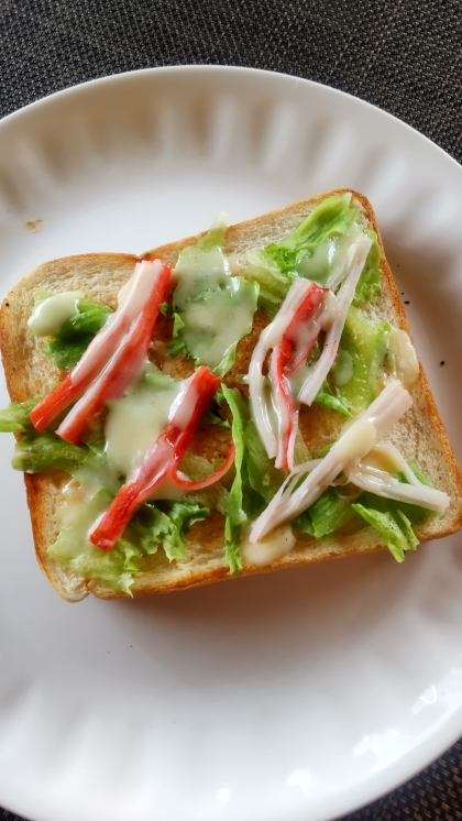 レタスとカニカマのチーズトースト