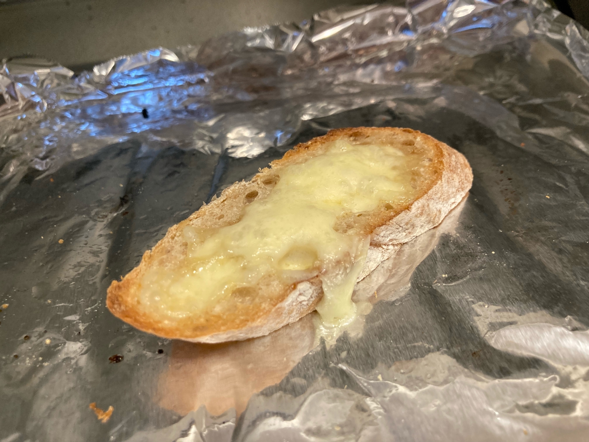 冷凍したフランスパンでハニーチーズトースト