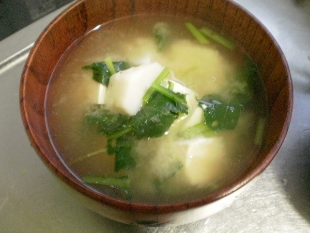 茹でた里芋と豆腐小松菜の味噌汁