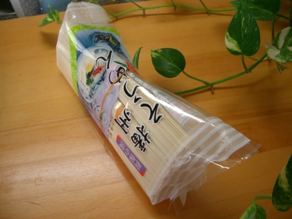 何で気が付かなかったんだろう?!　いつもそうめんは一束取ろうと指を突っ込んでポキポキしてしまうんです。　これなら帯を持つ事が出来るんで、折る事がなくなりました。