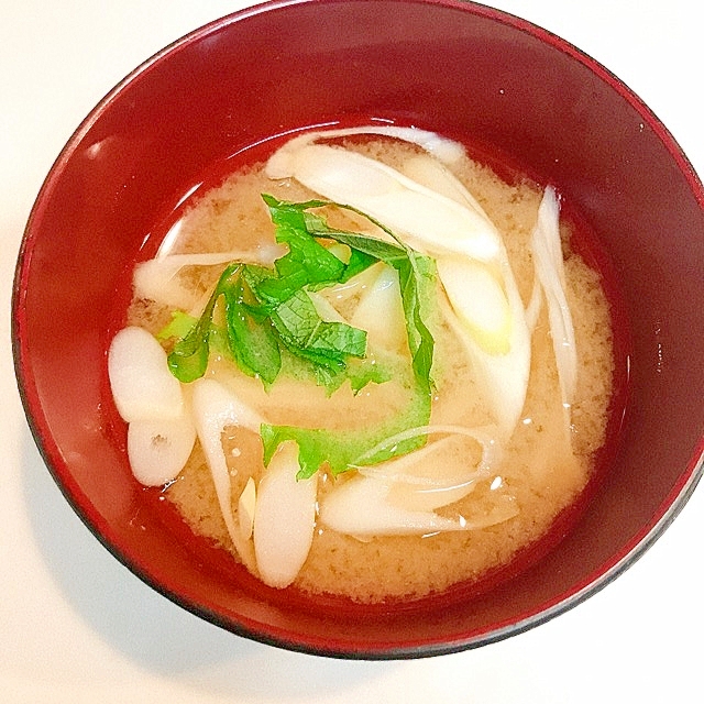 あと入れが美味しい豆腐と大葉と長ネギの味噌汁♪