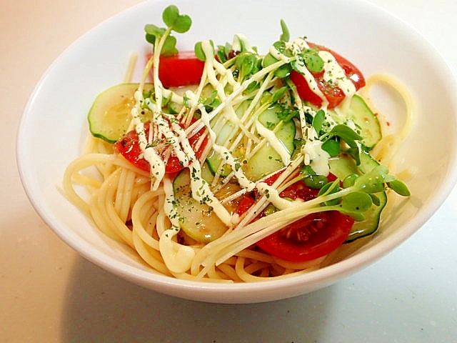 胡瓜とアイコとかいわれ大根の洋風サラダパスタ