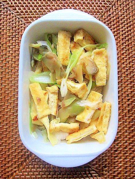 白い保存容器に入った油揚げとザーサイの炒めもの