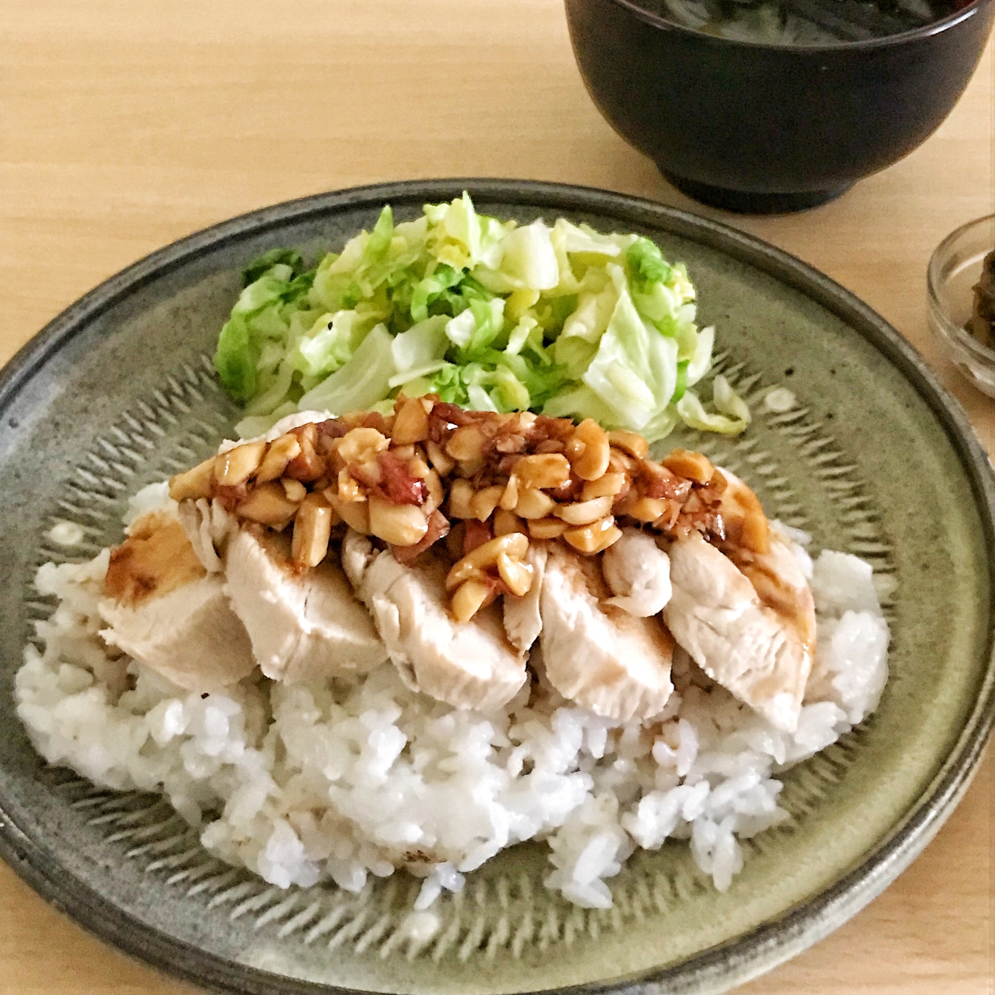 皿に盛られた、ナッツソースのカオマンガイ