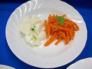 ポリポリ大根とコリコリ人参の紅白２種サラダ