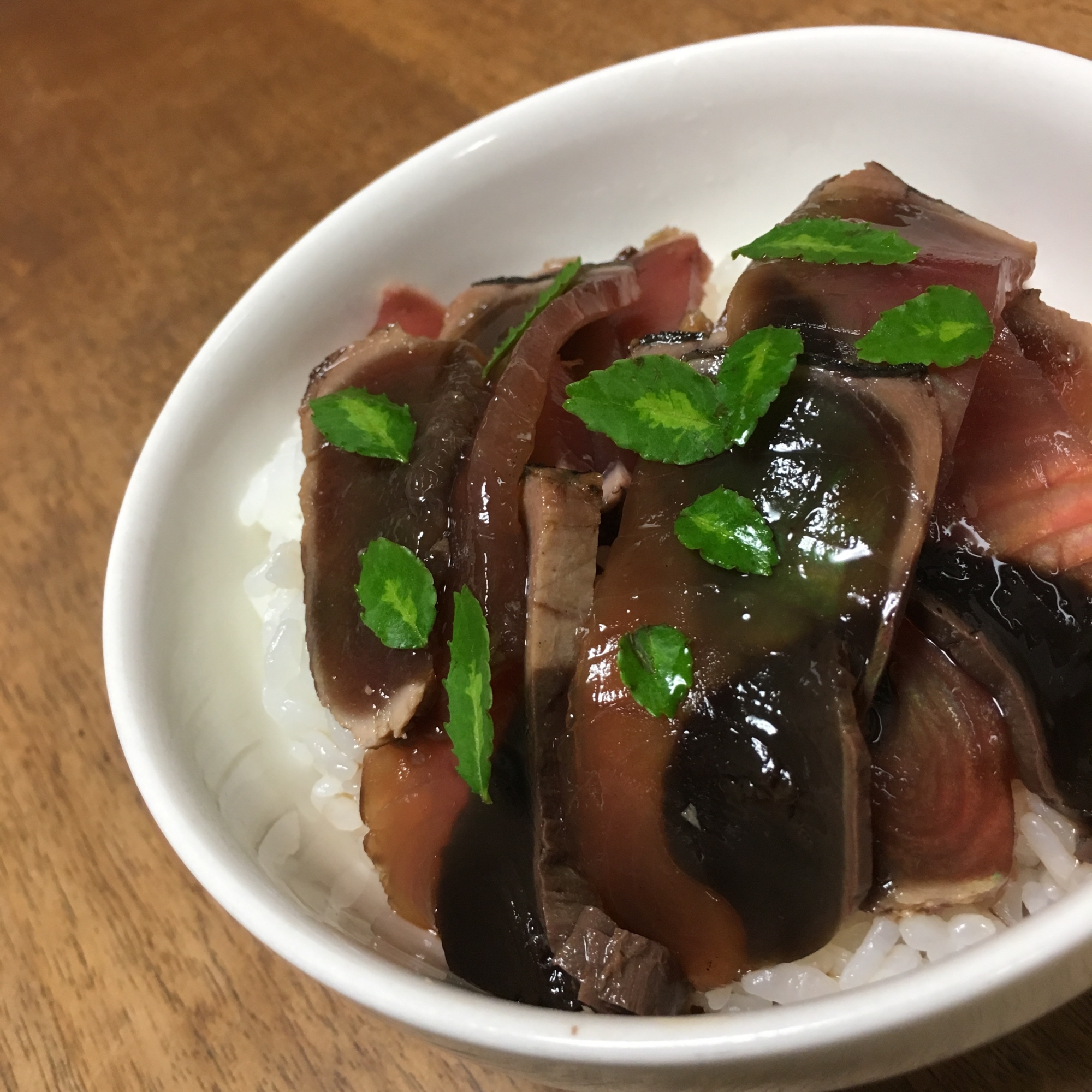 鰹漬け丼木の芽添え