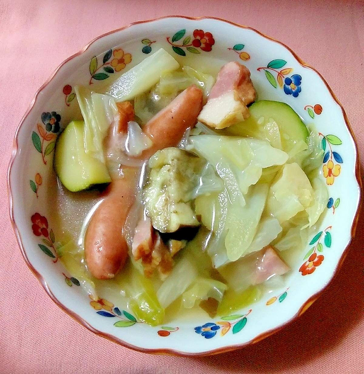 ゴロゴロ野菜とウインナーベーコンスープ