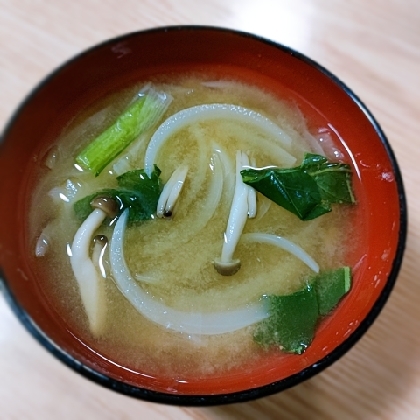 しめじと玉ねぎと小松菜のお味噌汁