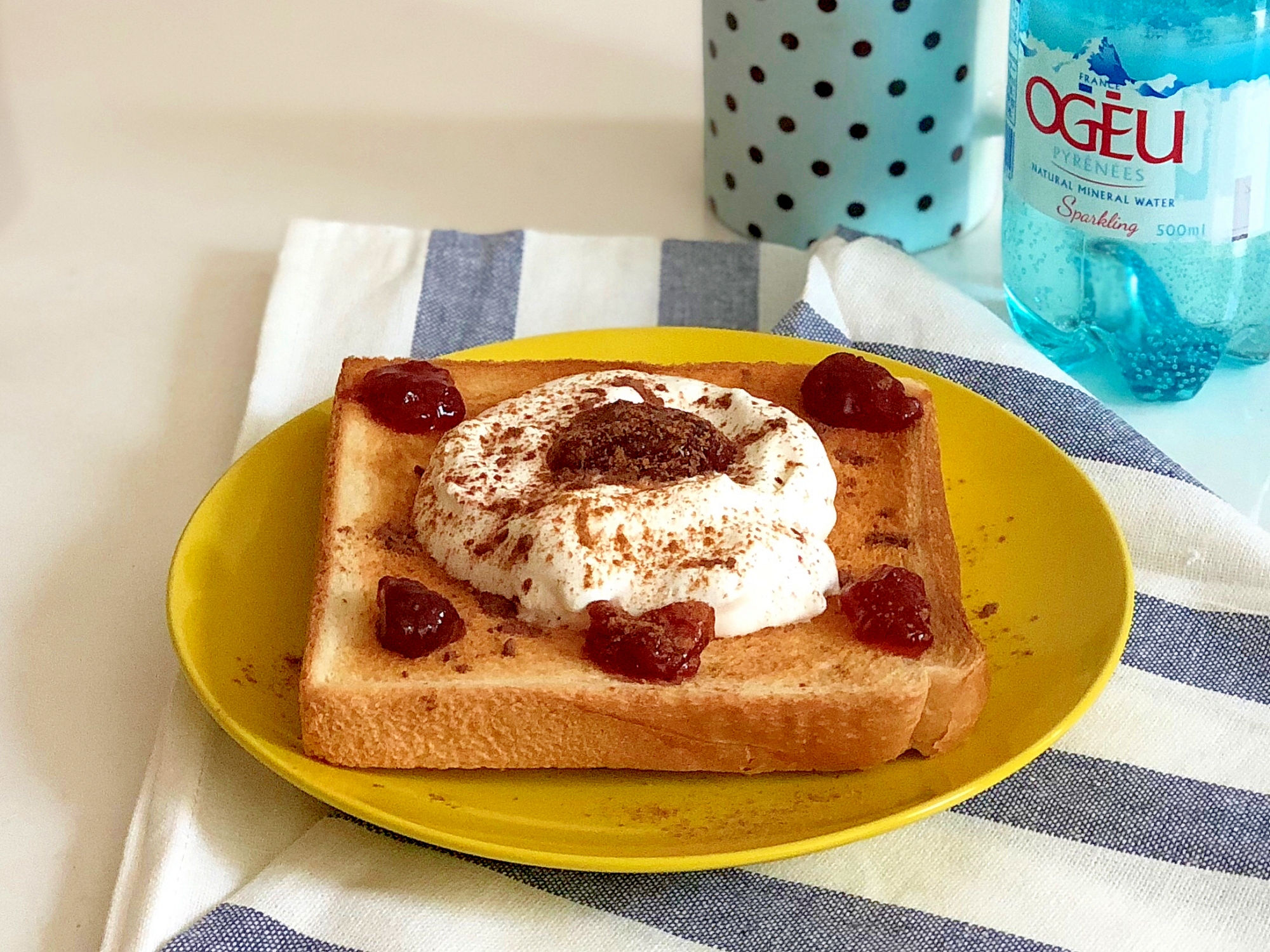 生クリームとイチゴジャム シナモンとココア パン♪