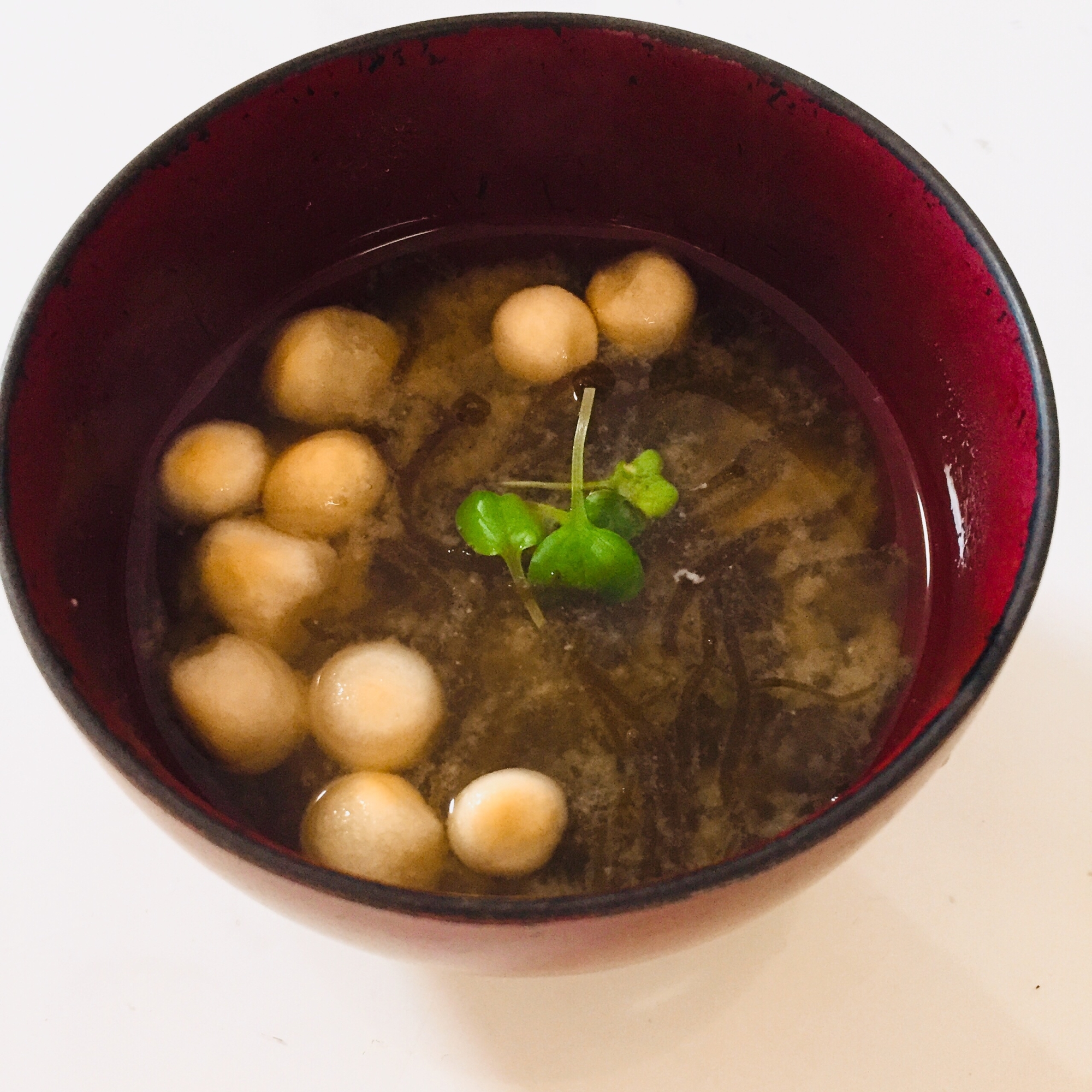 もずくと塩麹入り白玉麩の味噌汁