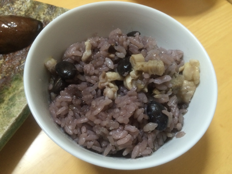 簡単すぎる！黒豆と鶏肉の炊き込みごはん