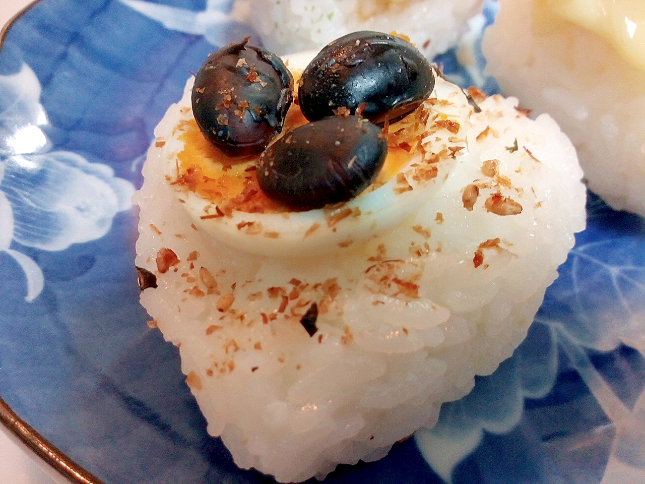 ゆで卵と黒豆と小魚ふりかけの焼きおにぎり