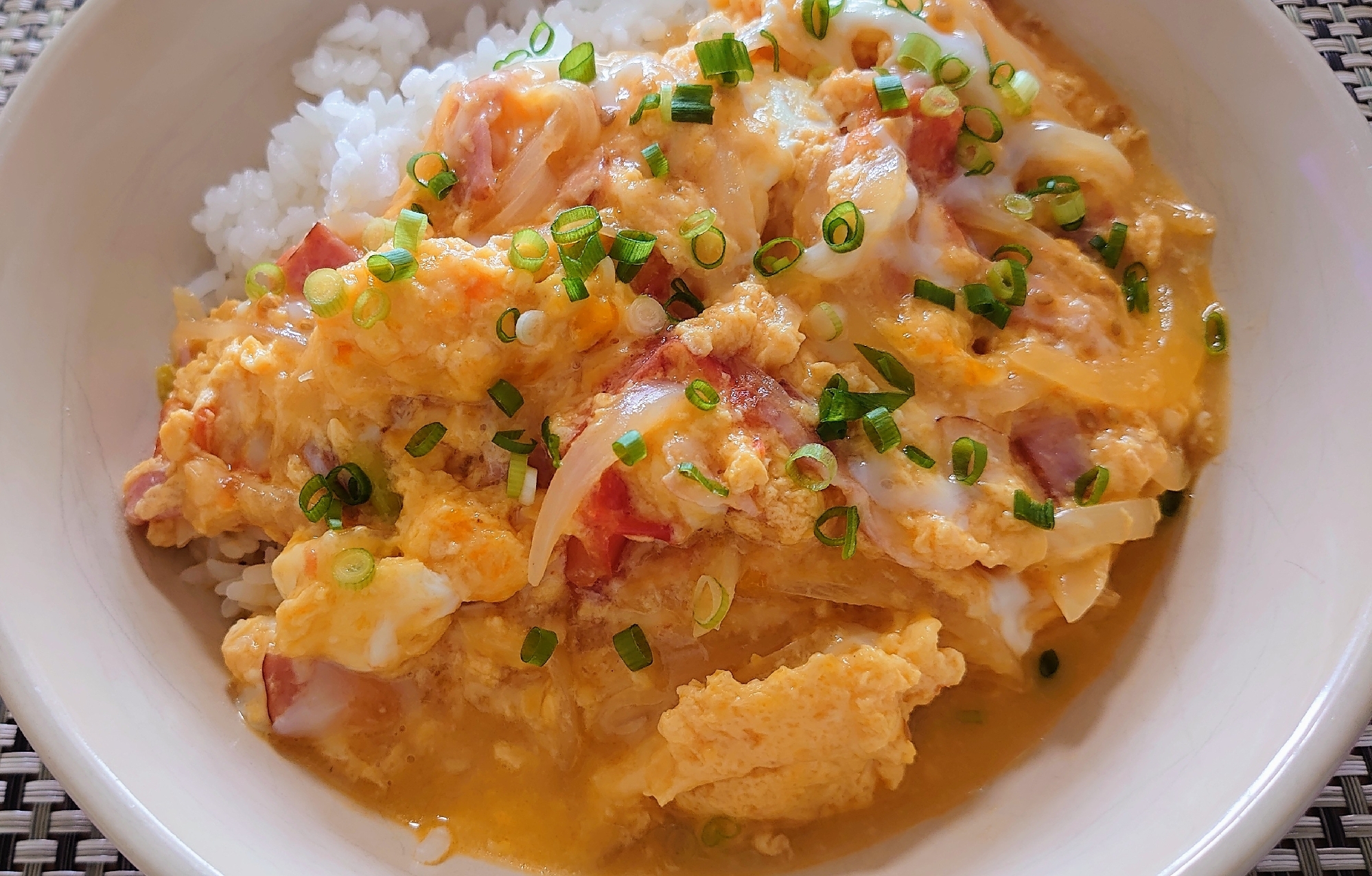 テレワークの簡単ランチ チーズとトマトの洋風玉子丼 レシピ 作り方 By おっさん5593 楽天レシピ テレワークの簡単ランチ チーズとトマトの洋風玉子丼 レシピ 作り方 By おっさん5593 楽天レシピ