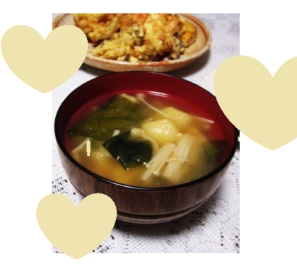 じゃがいもとわかめとしめじの味噌汁