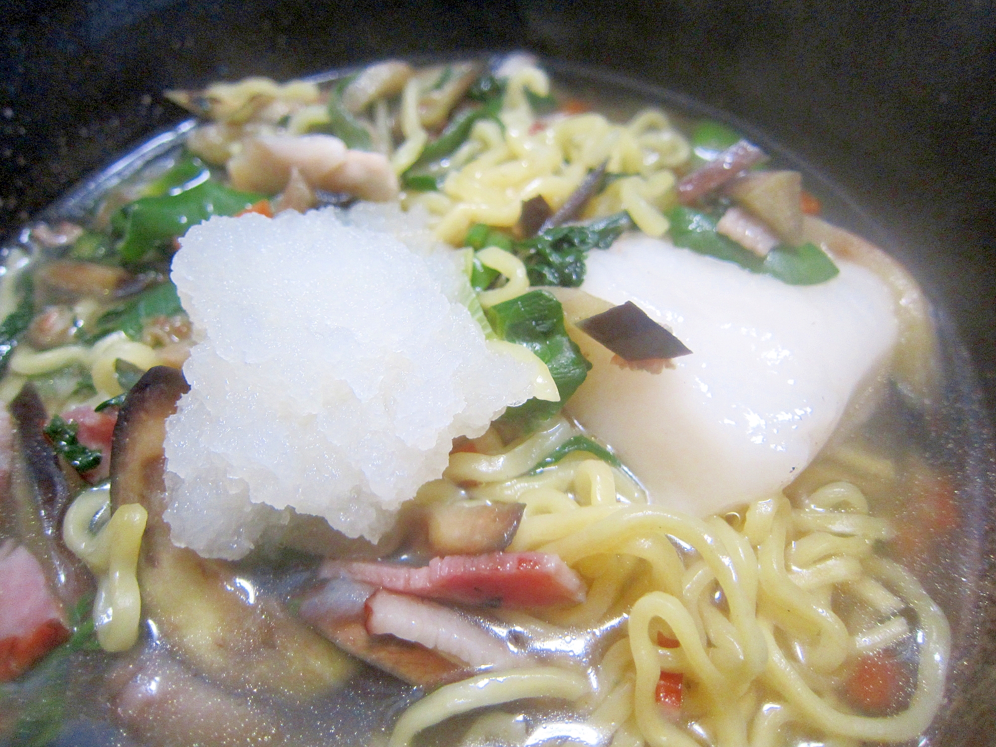 ベーコンと春菊と人参と舞茸とナスの餅入りラーメン