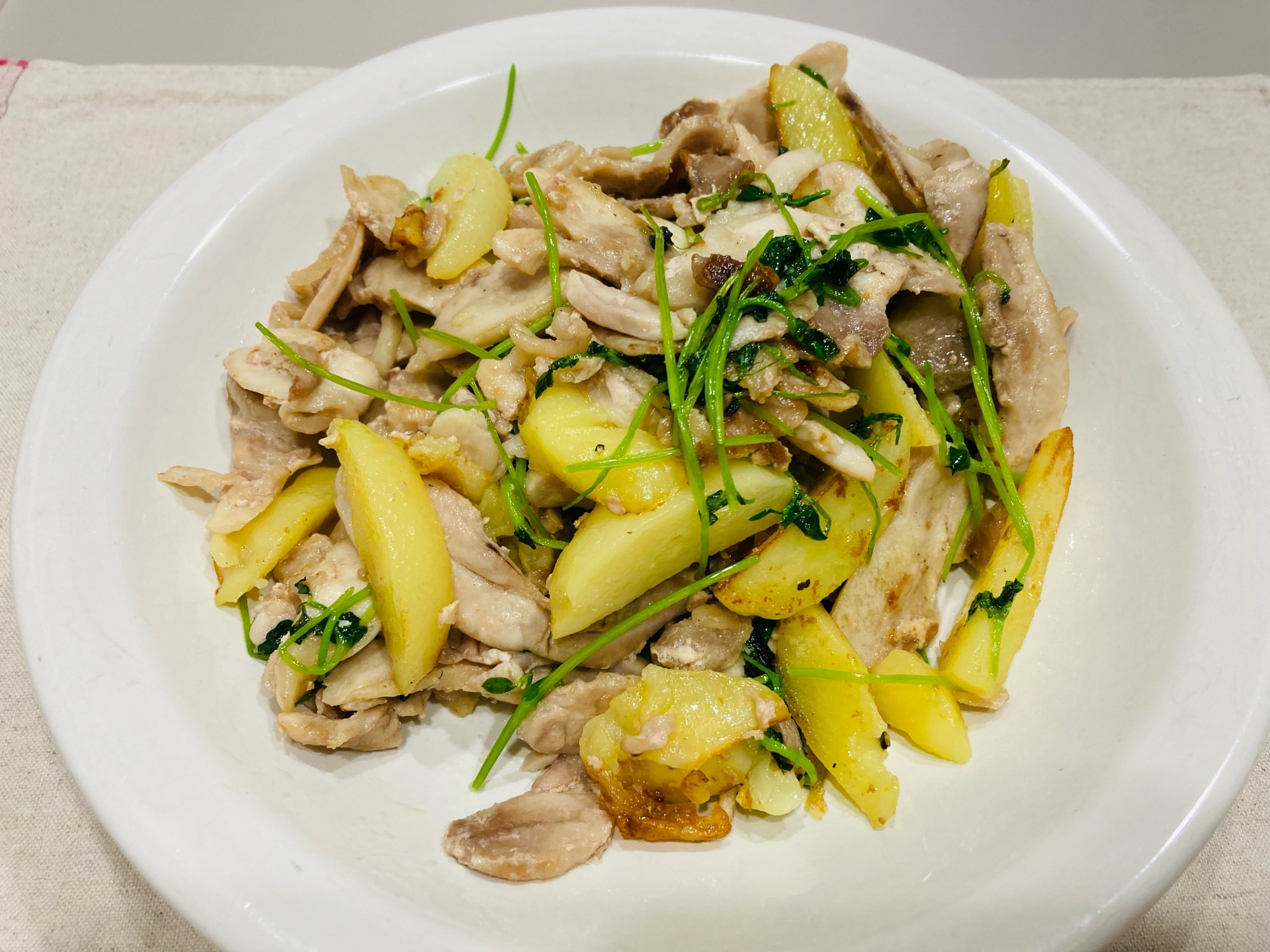 鶏肉とじゃがいもと豆苗の塩コショウ炒め