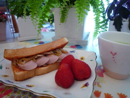 mimiさん、おはようございます♪
今日は気持ちのいいお天気ですね♪
食パンで済みません。
チーカマもなくて魚肉ソーセージです(^o^ゞ
娘の朝食に作りました♪