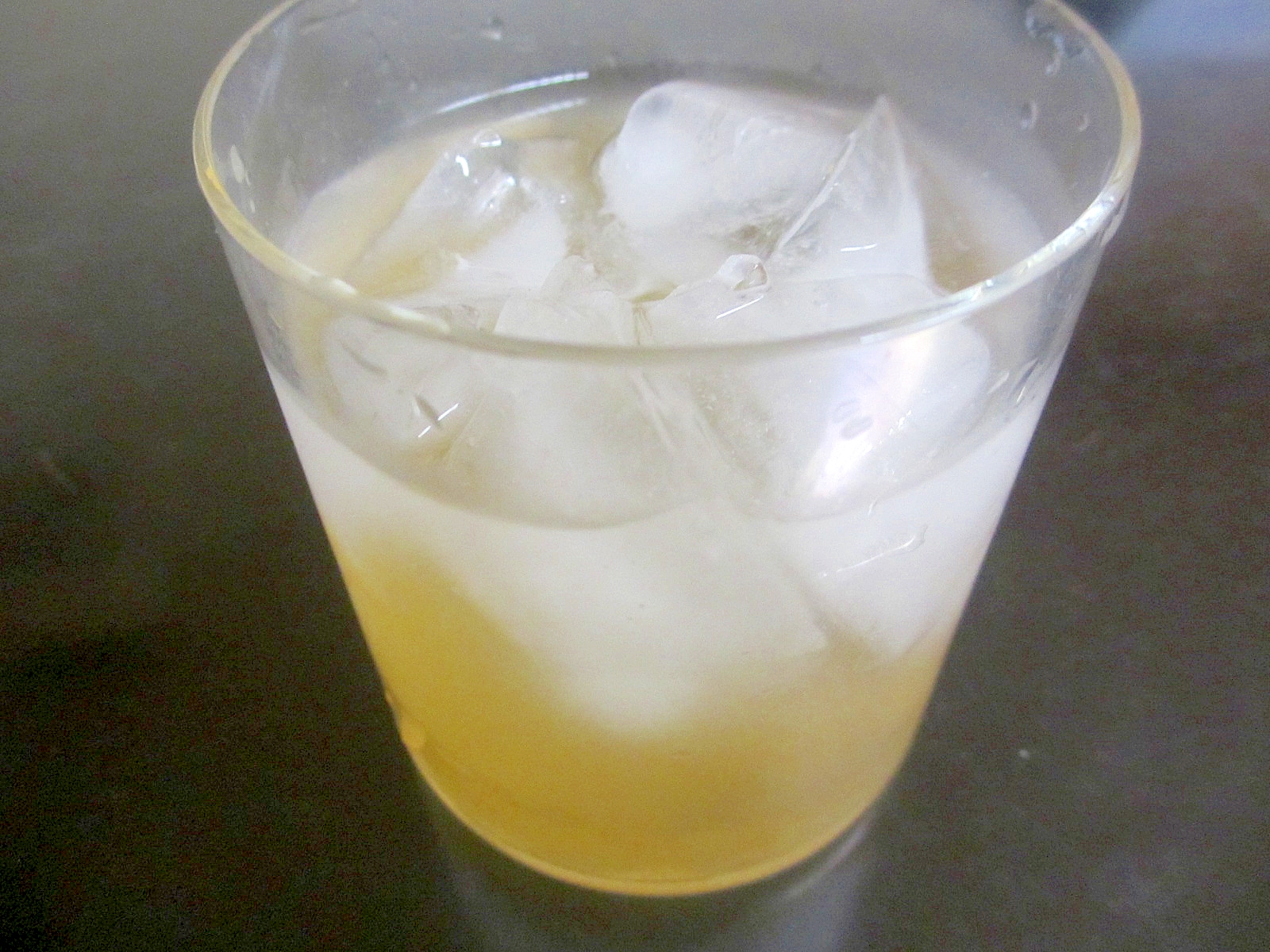 梨のシロップを炭酸水で薄めた様子